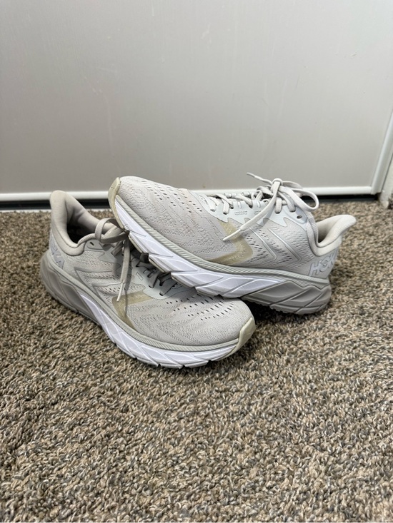Hoka Shoes - Hoka arahi 5 Neutral Running Sneakers in Light Beige and White